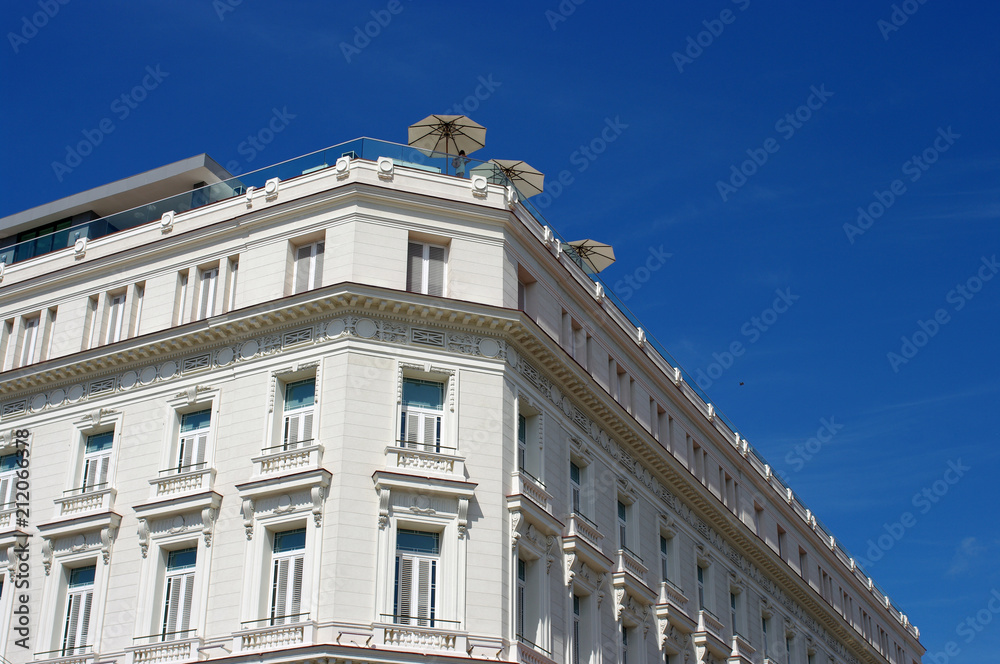 Obraz premium Hôtel et parasols