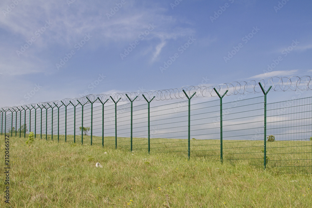 Fototapeta premium Neu errichteter Grenzzaun