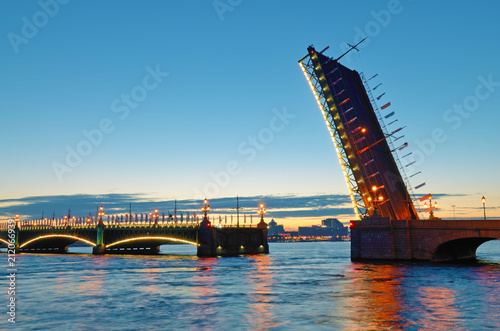 Obraz na płótnie The drawbridges of St. Petersburg. w salonie