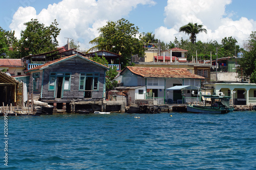 Habitations proches de la forteresse de Cienfuegos photo