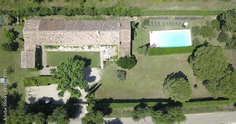 Mas piscine vue du ciel