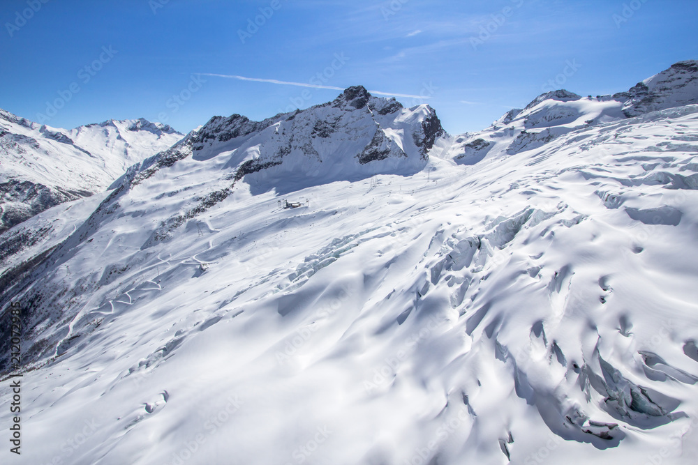 Obraz premium Snow-covered glacier in a Mountains of Saas-Fee in Switzerland