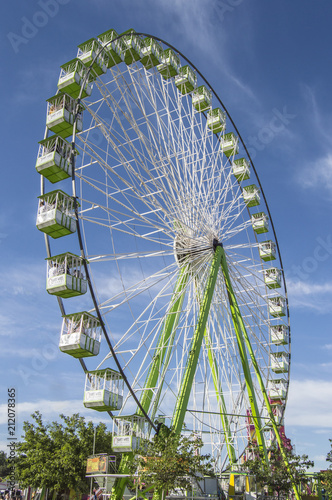Noria/noria en la verbena de las fiestas de san Isidro en Madrid. España
