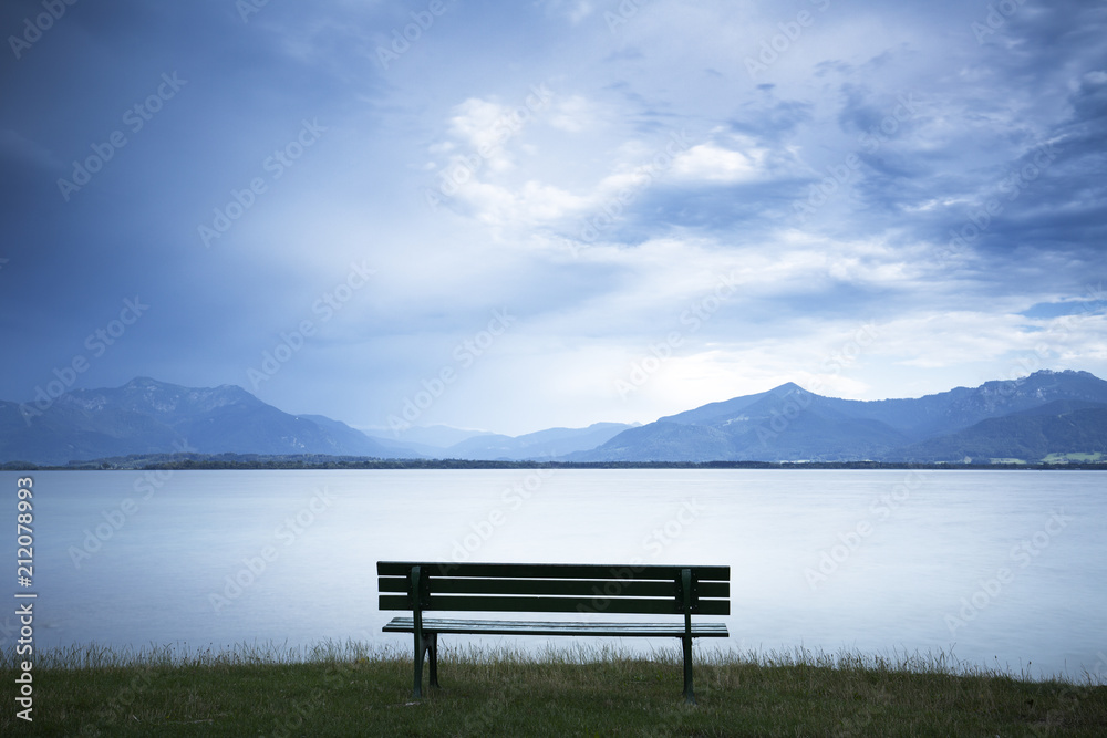 Sitzbank am Chiemsee (Fraueninsel) mit Alpenblick