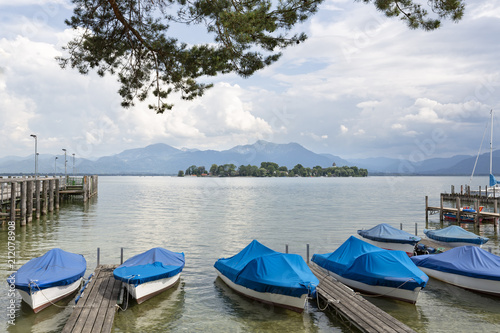 Boote am Chiemsee mit Blick zur Fraueninsel