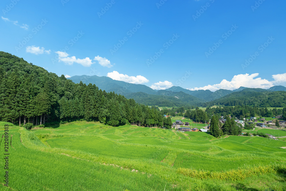新潟県三条市北五百川の棚田は粟ヶ岳の裾野に位置し、日本の棚田100選に選ばれている。	