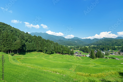 新潟県三条市北五百川の棚田は粟ヶ岳の裾野に位置し、日本の棚田100選に選ばれている。 