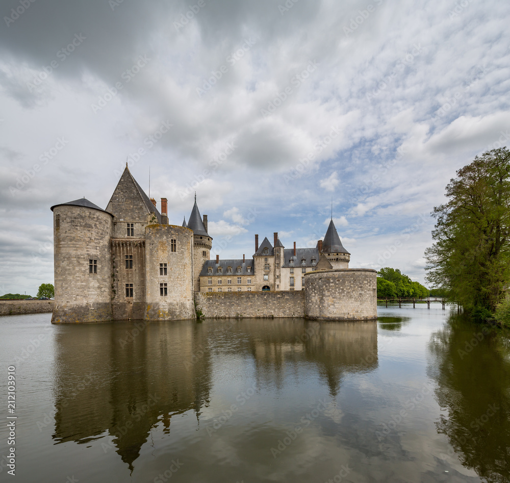 The chateau of Sully sur Loire dates from the end of the 14th century and is a prime example of medieval fortress