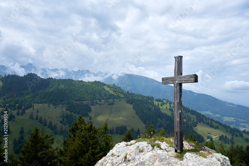 Gipfelkreuz in den Schweizer Alpen