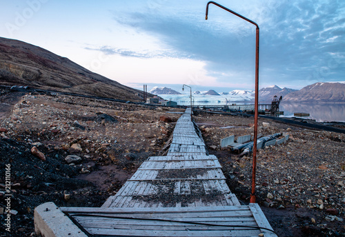 Die verlassene russische Exklave Pyramiden in der Arktis photo