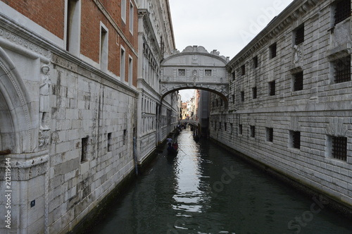 Fototapeta Most Westchnień z kanałem w Wenecji