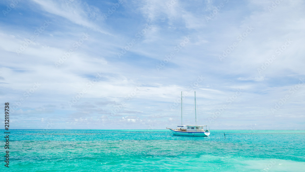 Obraz premium Summer concept , Boat sailing on turquoise sea color at maldives on the weekend holidays
