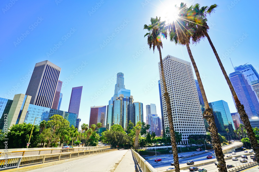 Naklejka premium Widok na biurowce i główne drogi dzielnicy finansowej w Los Angeles w słoneczny dzień.