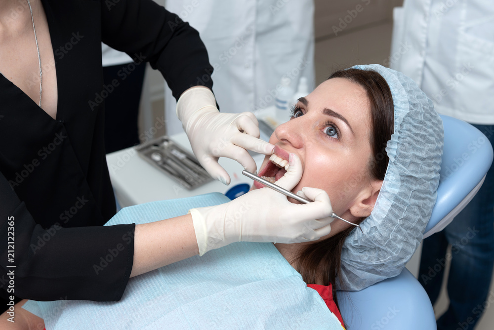 Fototapeta premium Preparing the oral cavity for whitening with an ultraviolet lamp. Close-up