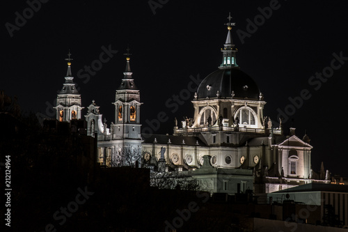 Fotografía nocturna de la Catedral de la Almudena photo