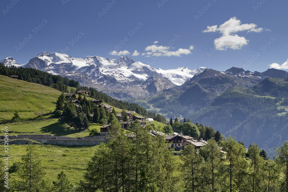 Montagna in Valle d'Ayas e Monte Rosa in Valle d'Aosta, Italia, Europa