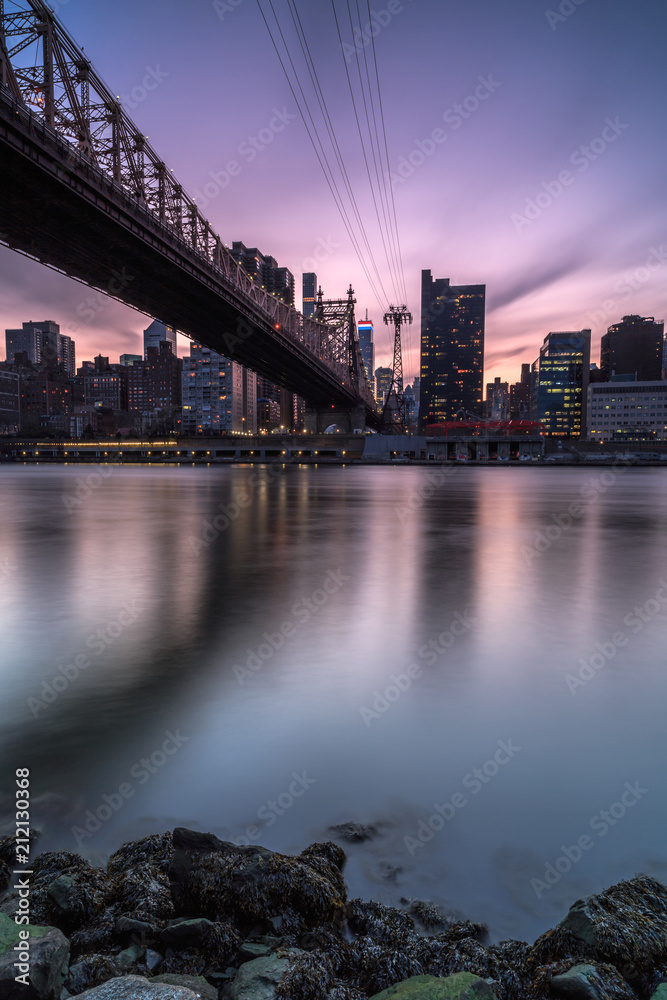Fototapeta premium Queensboro bridge with tram at sunset