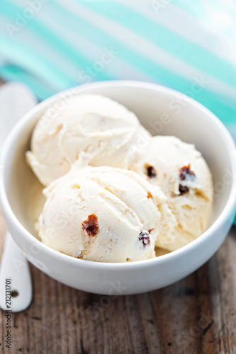 Rum & raisins vanilla ice creams 