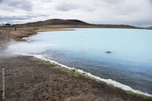 Landschaft mit Fumarole beim M  vatn Nature Bath   Kieselgurwerk in Nord-Island