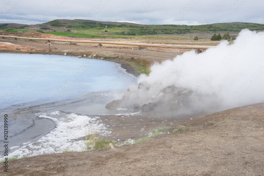 Landschaft mit Fumarole beim Mývatn Nature Bath / Kieselgurwerk in Nord-Island