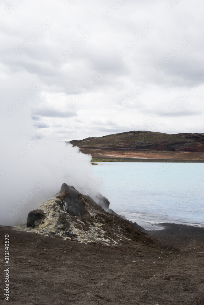 Landschaft mit Fumarole beim Mývatn Nature Bath / Kieselgurwerk in Nord-Island