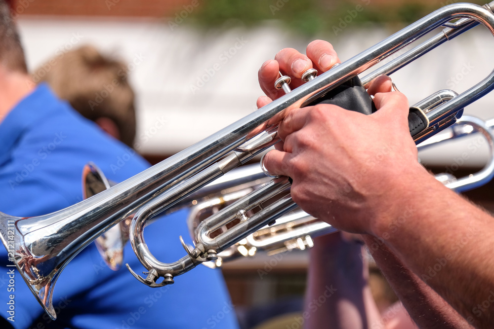 Obraz premium Musikant spielt Trompete in Big Band unter freiem Himmel - Nahaufnahme