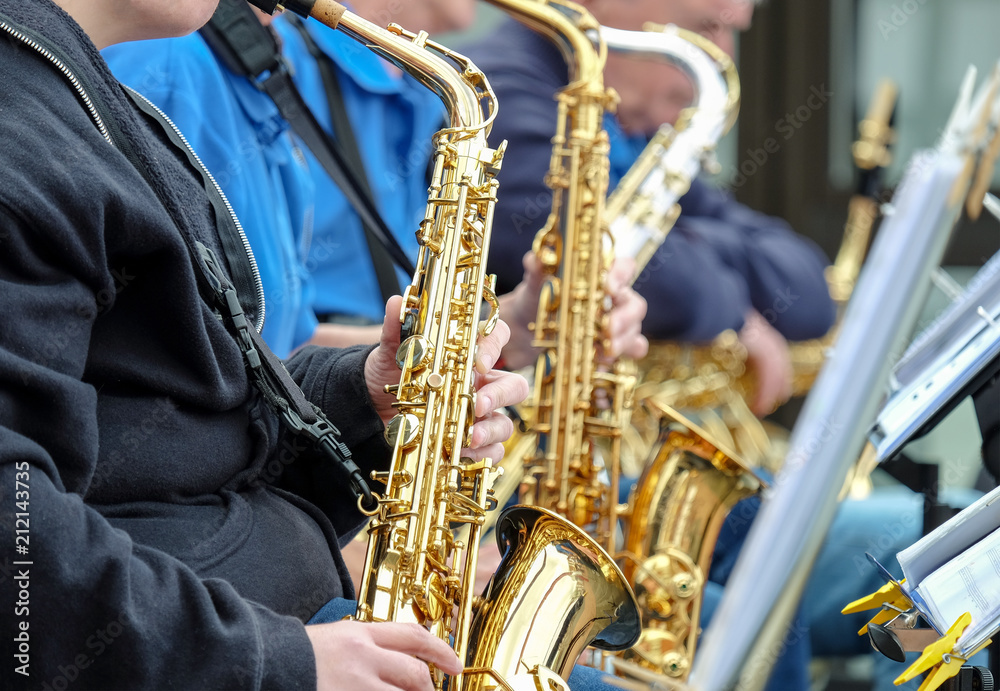 Naklejka premium Musikanten spielen Saxophon in Big Band unter freiem Himmel - Nahaufnahme