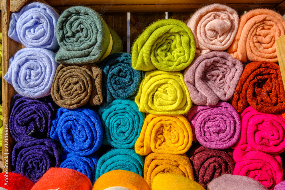 Echarpes multicolores en laine, enroulées. Echarpes multicolores en laine, enroulées.