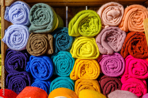 Echarpes multicolores en laine, enroulées. 