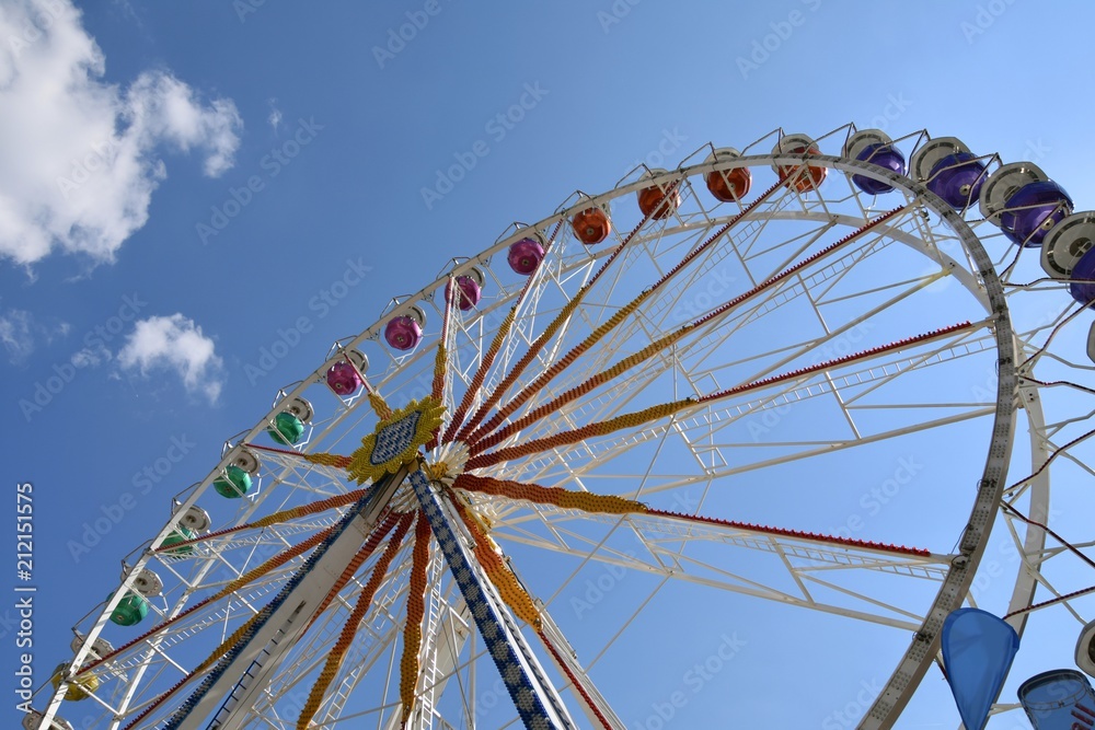 Riesenrad auf einem Jahrmarkt Riesenrad auf einem Jahrmarkt