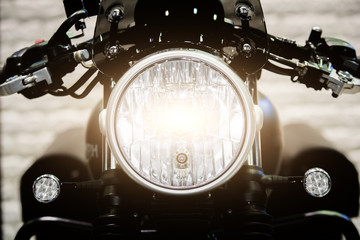 Keuken achterwand Voor hem Koplamp van moderne motor 's nachts  © Prasit Rodphan