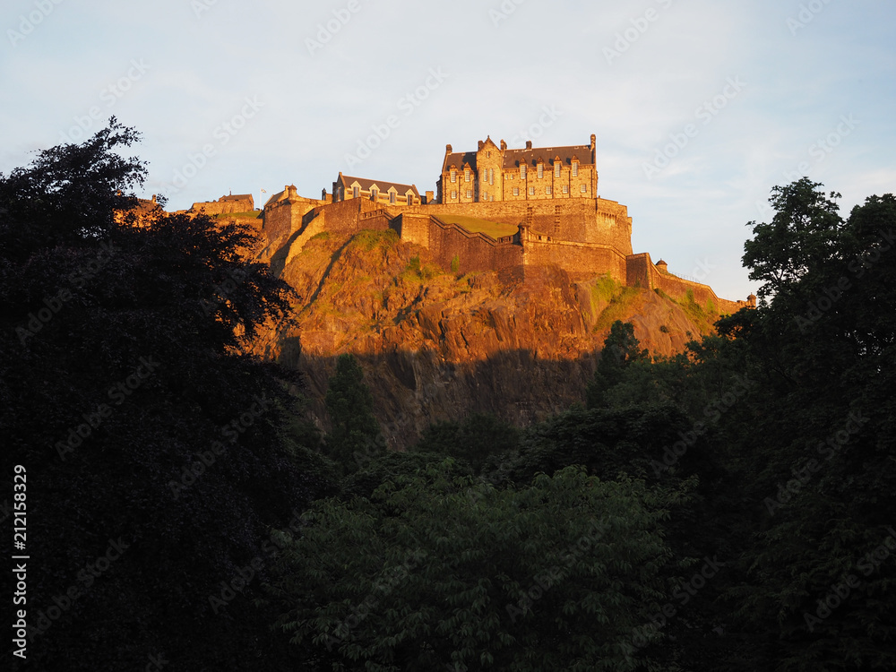 Obraz premium Edinburgh castle at sunset