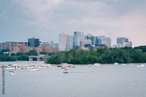 Boats in the Potomac River and the Rosslyn skyline, in Washington, DC. © jonbilous