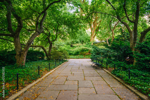 Fototapeta Naklejka Na Ścianę i Meble -  Tree-lined walkway at the Conservatory Garden, in Central Park, Manhattan, New York City.
