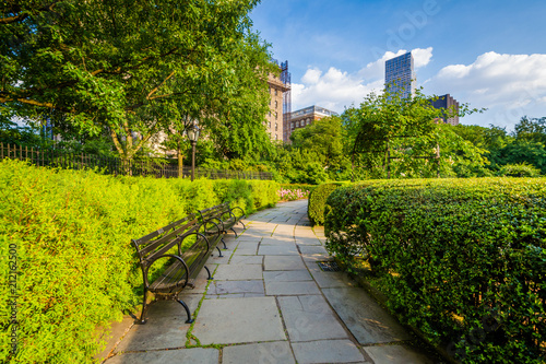 Fototapeta Naklejka Na Ścianę i Meble -  Walkway at the Conservatory Garden, in Central Park, Manhattan, New York City.