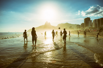 Wandcirkels Rio de Janeiro Strandvoetbal silhouetten op Ipanema  © lazyllama
