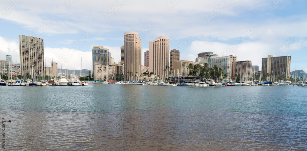 Obraz premium Kahanamoko Lagoon Honolulu with slip full of Sail and Motor Boats