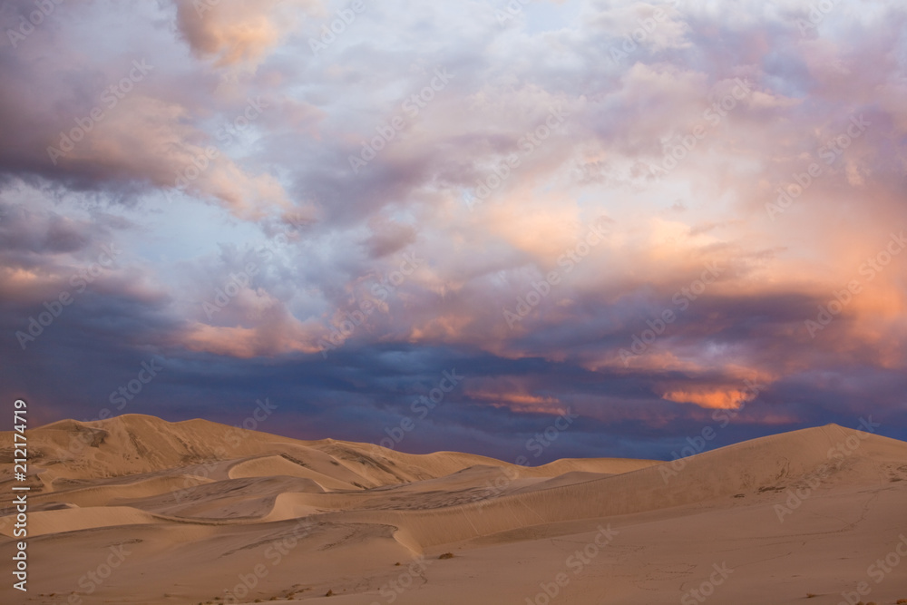 Naklejka premium Storm Clouds Passing Over Desert Sand Dunes