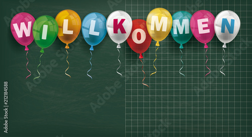 Schultafel mit Luftballons und dem Wort Willkommen