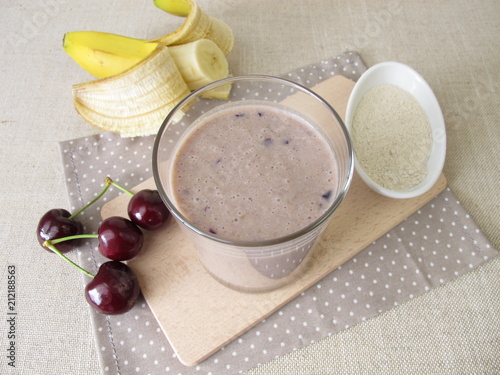 Wallpaper Mural Milchshake mit Bananenmehl, Banane und Kirschen Torontodigital.ca