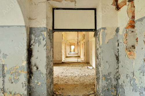 Opuszczone, zniszczone budynki wojskowe. © W Korczewski