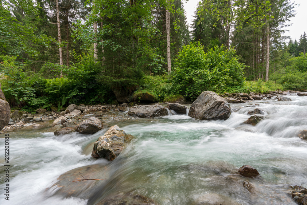 Kleiner Bach in idylischer Wiesen und Waldlandschaft Kleiner Bach in idylischer Wiesen und Waldlandschaft