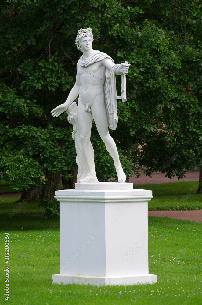 Obraz premium LOMONOSOV, ST. PETERSBURG, RUSSIA - August, 2017: Oranienbaum Palace and Park Ensemble. Sculpture Apollo in the park