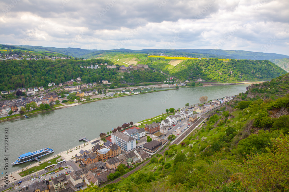 Fototapeta premium Sankt Goarshausen and St. Goar in the Rhine Valley Germany