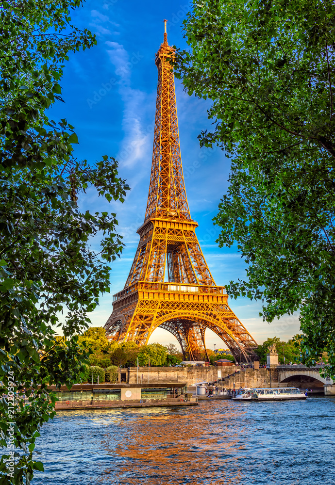 Fototapeta premium Paryska wieża eifla i rzeczny wonton przy zmierzchem w Paryż, Francja. Wieża Eiffla jest jednym z najbardziej znanych zabytków Paryża