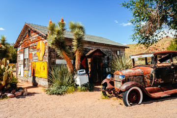 Aluminium schilderij Route 66 Vintage auto bij tankstation Arizona  © jon_chica