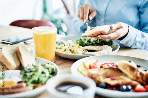 Foto Woman having delicious and healthy breakfast in restaurant