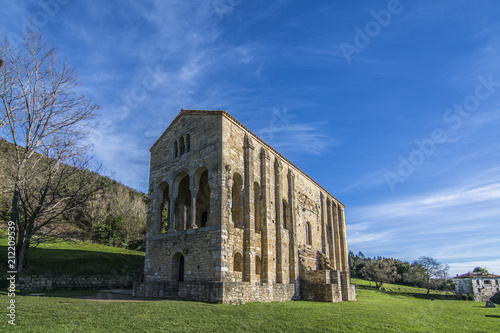 Iglesia de Santa María en el Monte Naranco es una iglesia de arquitectura asturiana católica en Oviedo, norte de España