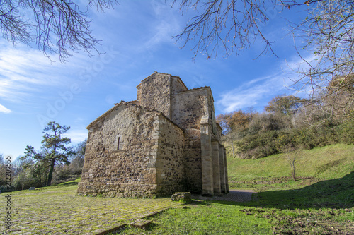 Iglesia de San Miguel o San Miguel de Lillo es una iglesia católica romana en el monte Naranco, cerca de Santa Maria del Naranco en Oviedo, España