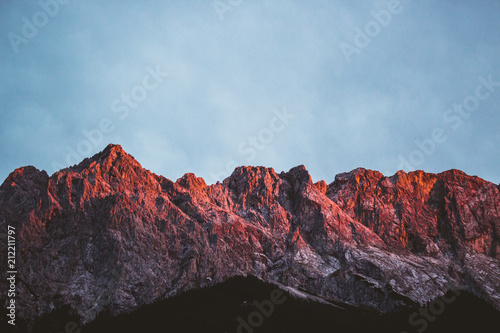 Fototapeta Naklejka Na Ścianę i Meble -  Alpen in der Dämmerung